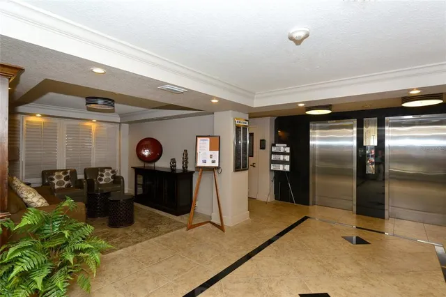 $2,300 | 33 South Gulfstream Avenue, Unit 401, Sarasota, FL 34236