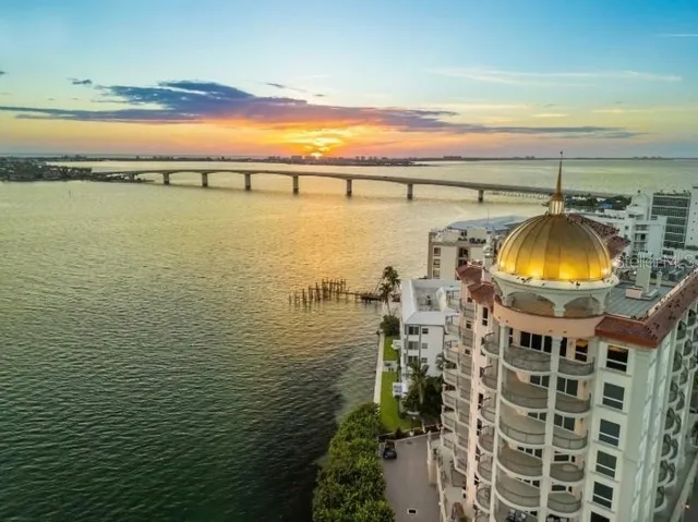 $2,300 | 33 South Gulfstream Avenue, Unit 401, Sarasota, FL 34236