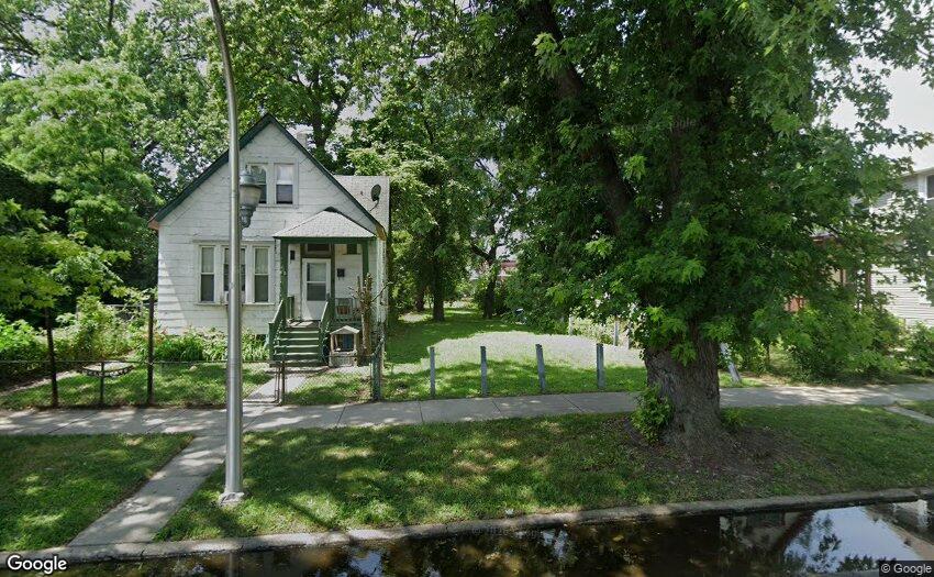 a view of a house with backyard