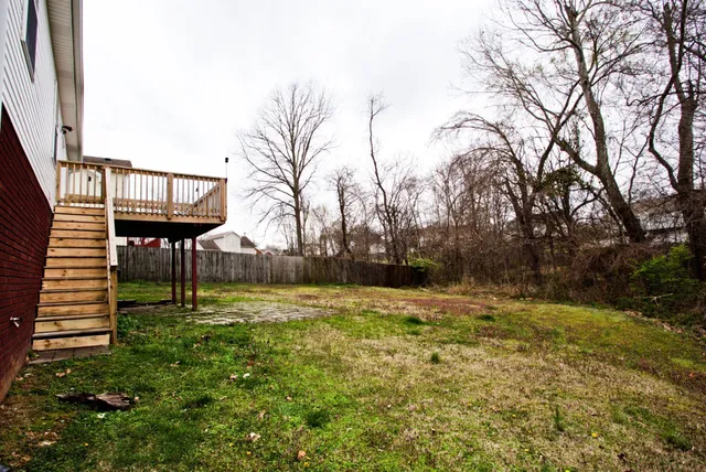 a view of a yard with a house