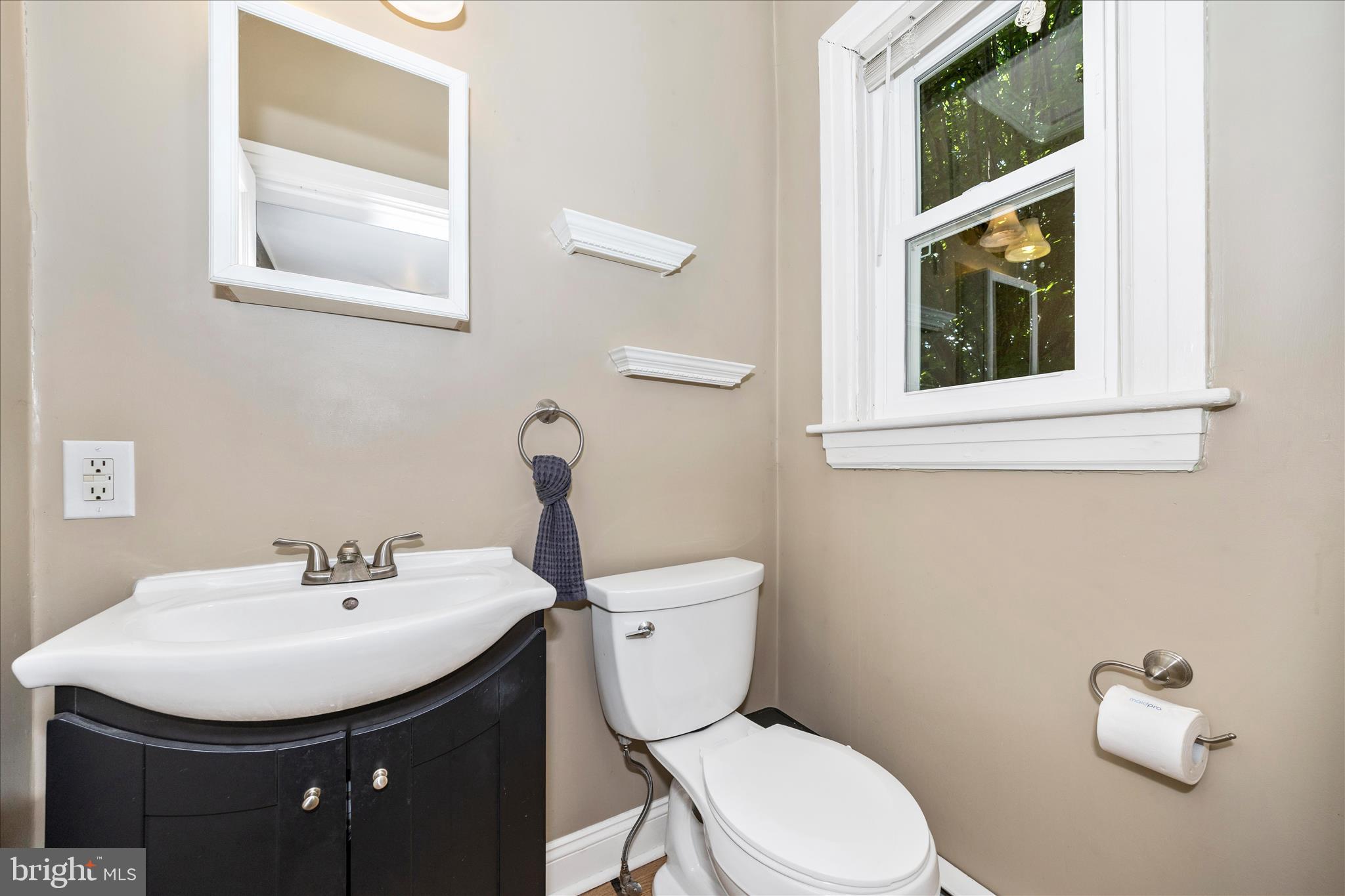 209 Monroe Avenue Frederick, MD 21701 - Photo 20 of 51 Powder Room