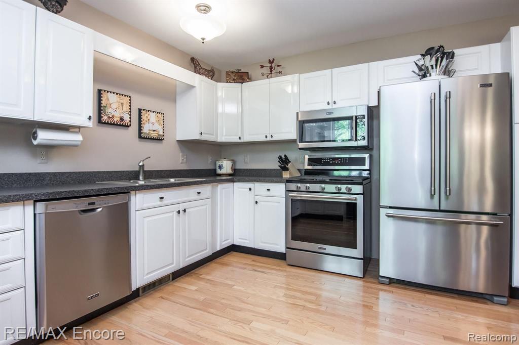 2645 Hickory Lawn Road Rochester Hills, MI 48307 - Photo 7 of 39