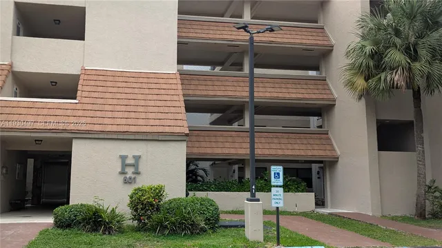 $2,450 | 601 Ives Dairy Road, Unit 4058, Miami, FL 33179