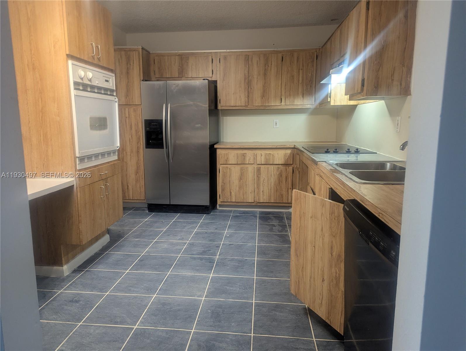 601 Ives Dairy Road, Unit 4058 Miami, FL 33179 - Photo 3 of 21 a kitchen with a stove a refrigerator and a sink
