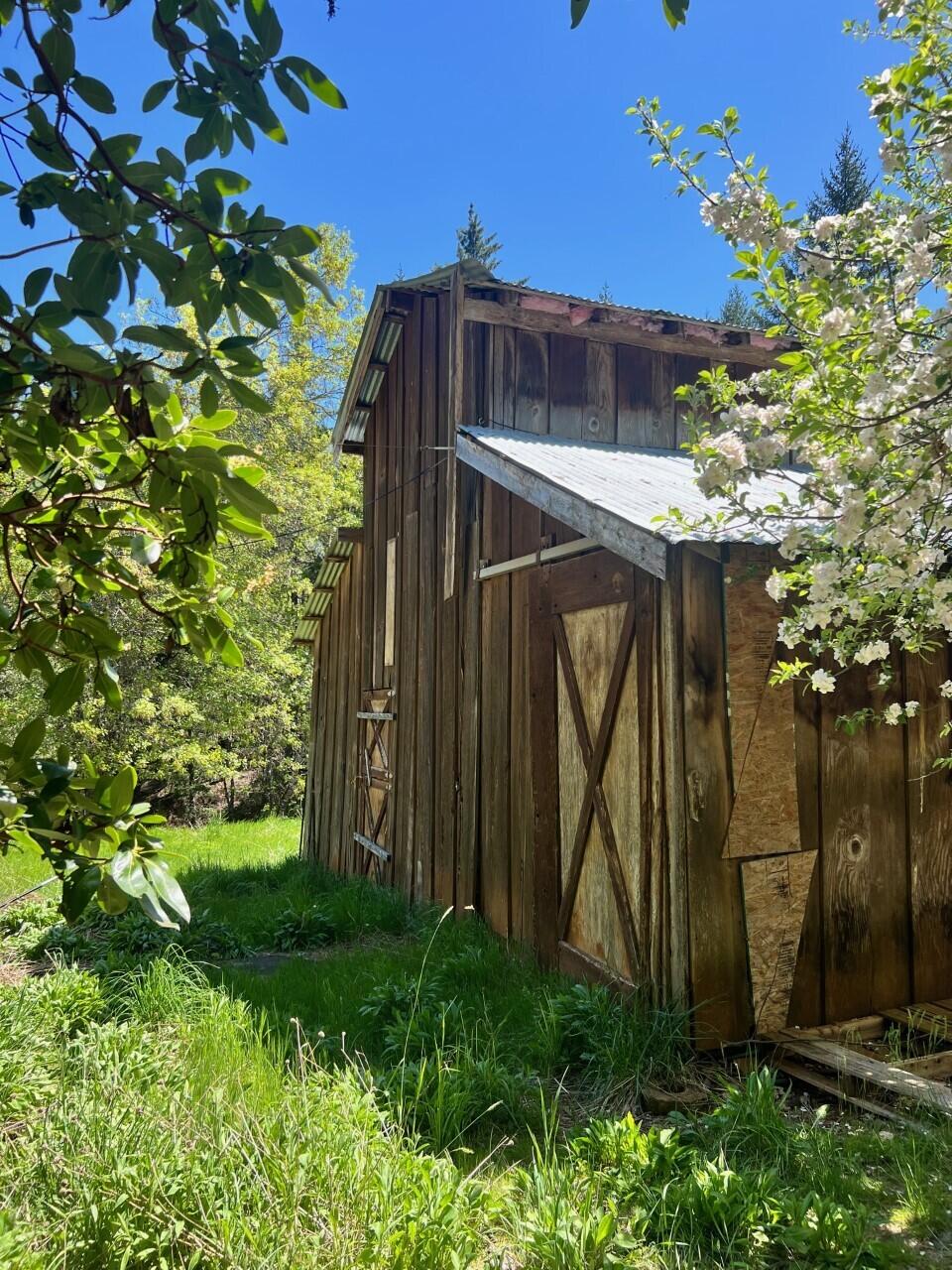 6577 West Side Road Cave Junction, OR 97523 - Photo 13 of 36 Barn