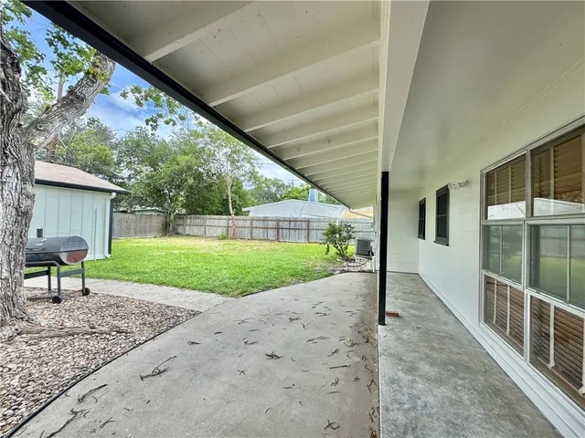 a view of a house with backyard and a garden