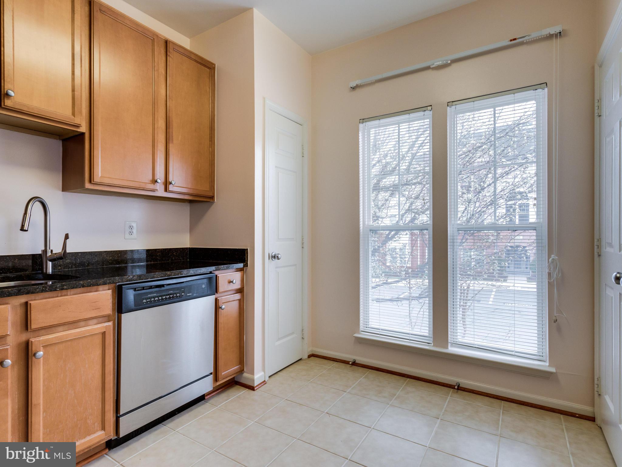 1520 North Point Drive, Unit 201 Reston, VA 20194 - Photo 10 of 30 Gas Cooking, Eat in Breakfast nook
