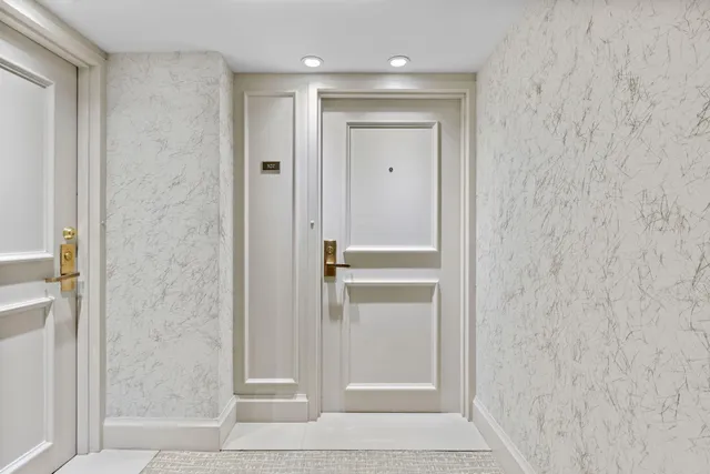 $585,000 | 3440 South Ocean Boulevard, Unit 107S, Palm Beach, FL 33480