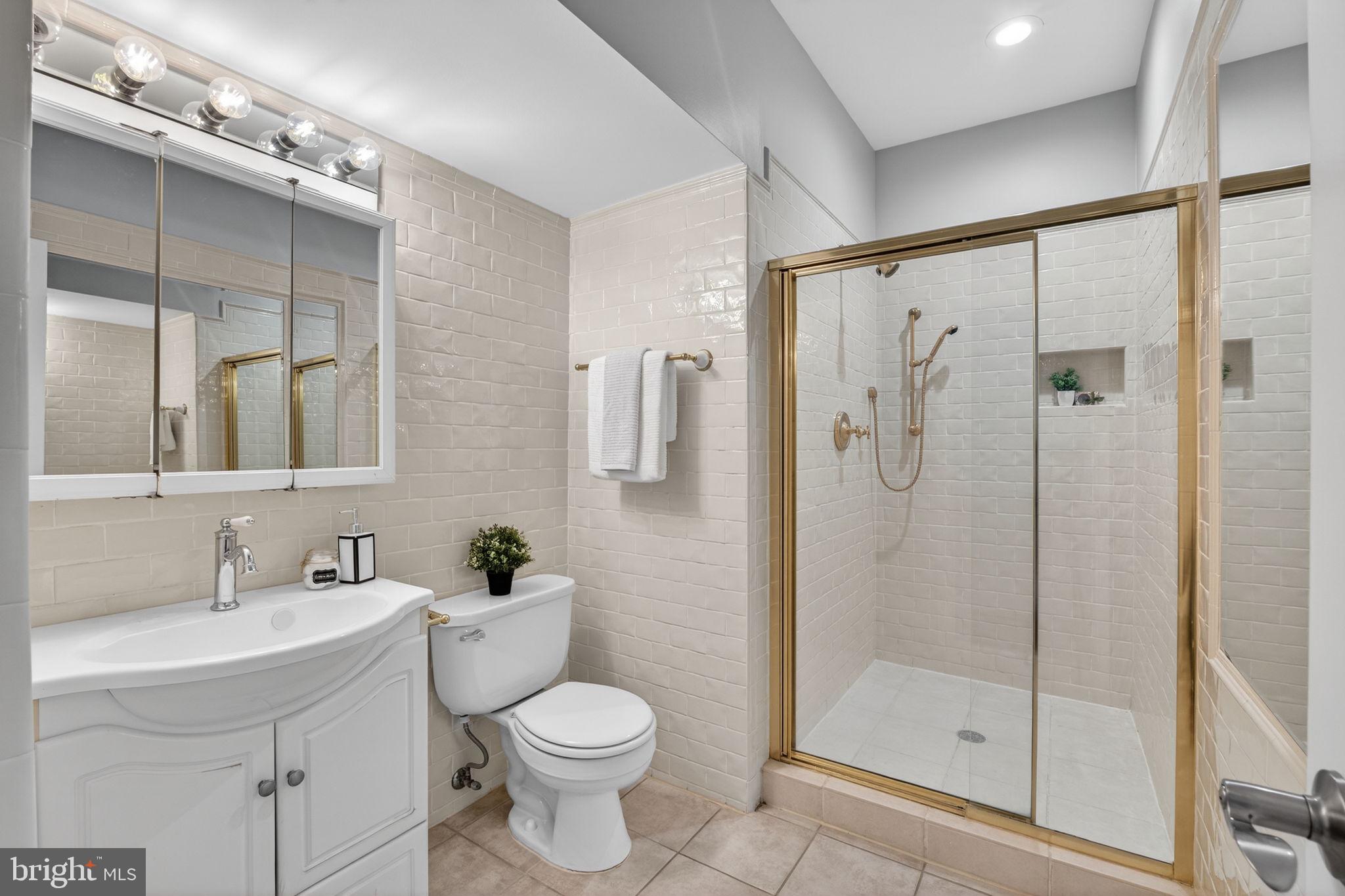 1510 R Street Northwest Washington, DC 20009 - Photo 27 of 113 Ensuite bathroom