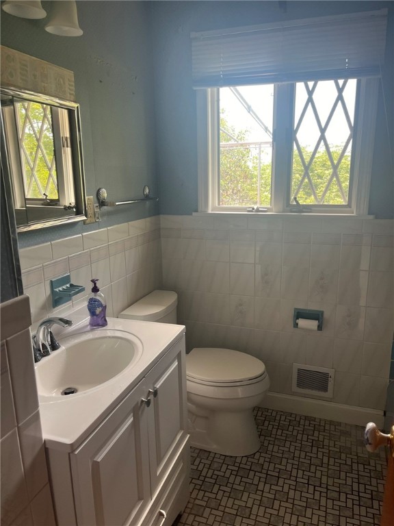 6 Aspinet Road Middletown, RI 02842 - Photo 13 of 28