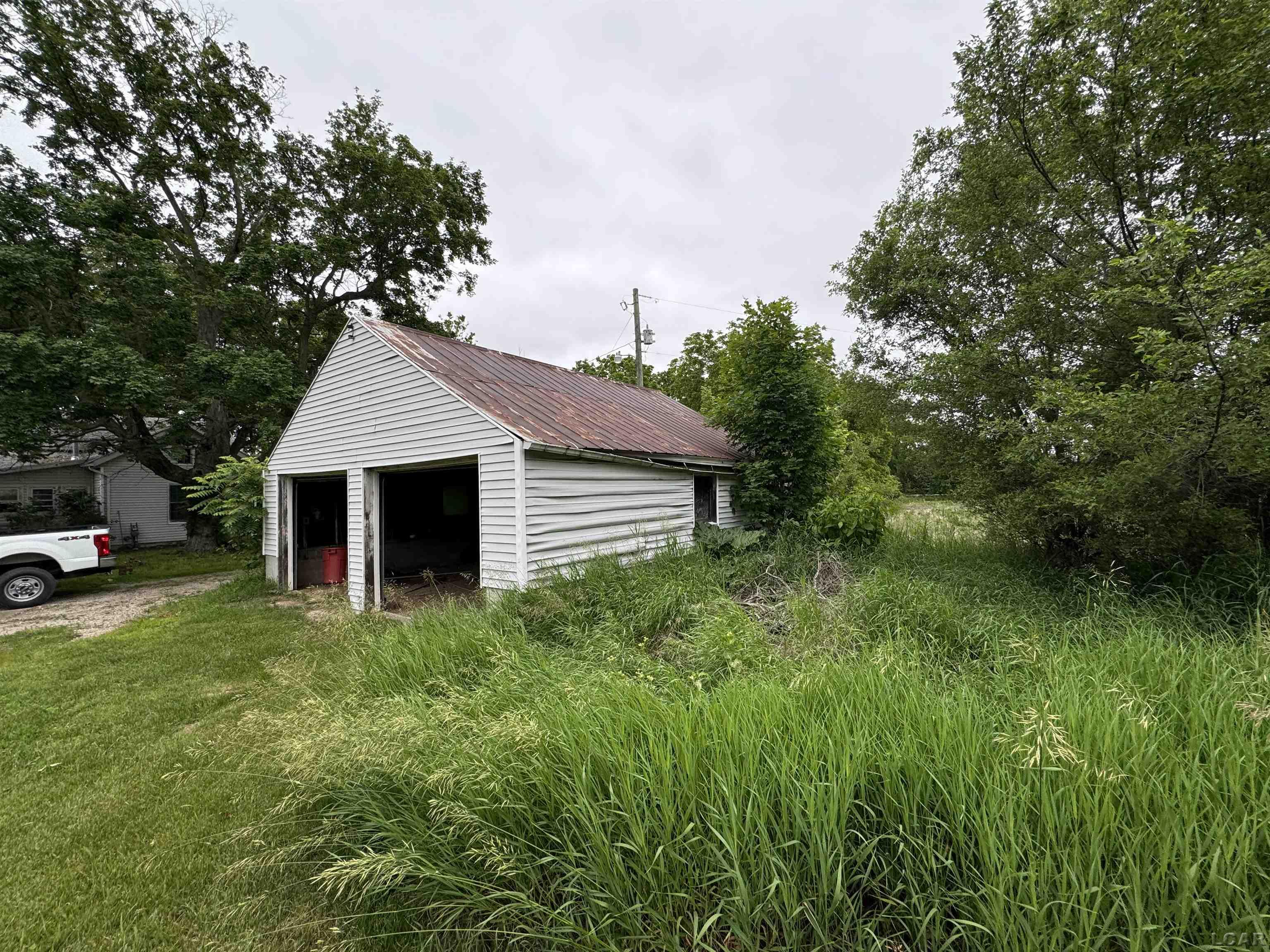2677 Sutton Road Adrian, MI 49221 - Photo 5 of 30 50145128-e6e2288c-a602-4c4c-9c16-a034541997d1.JPG