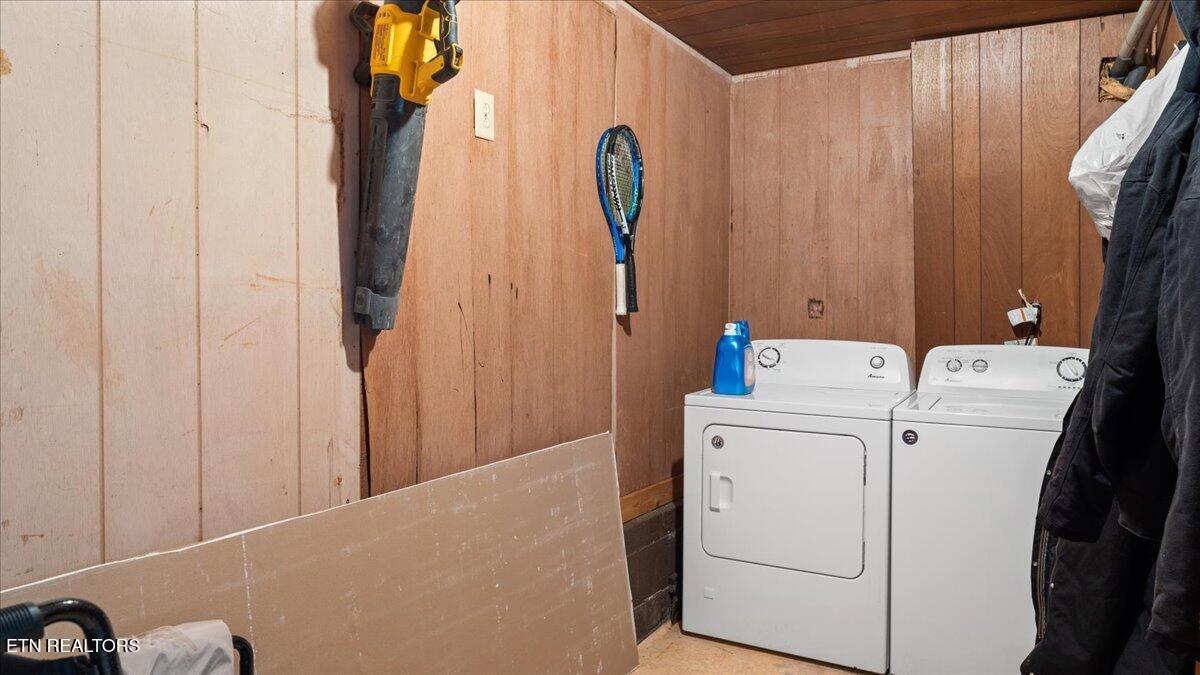 2956 Clover Hill Ridge Road Maryville, TN 37801 - Photo 19 of 24 19-Laundry