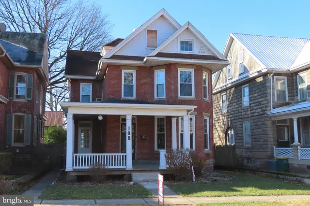 $1,600 | 108 Commerce Street, Chambersburg, PA 17201