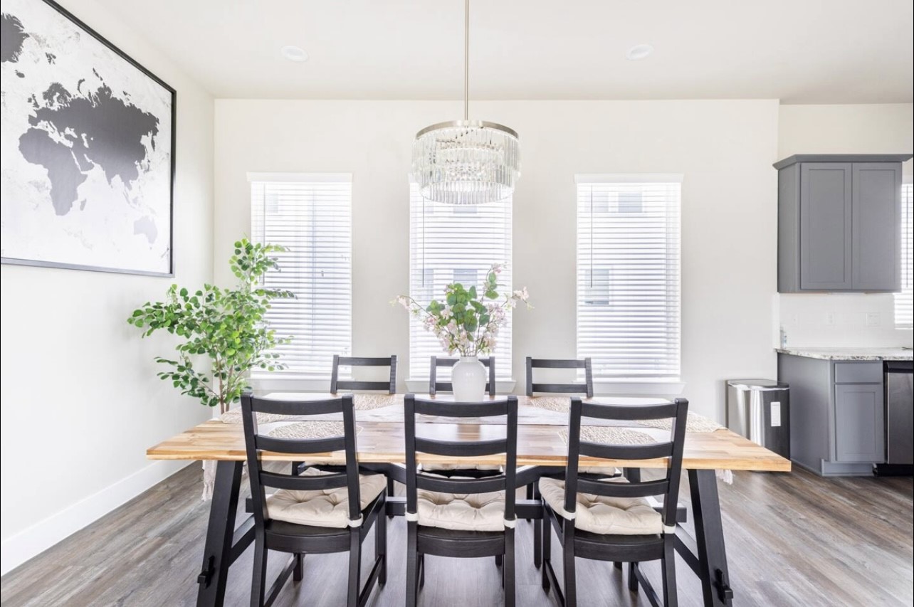 1740 Cove Crescent Houston, TX 77055 - Photo 23 of 44 a dining room with furniture and window