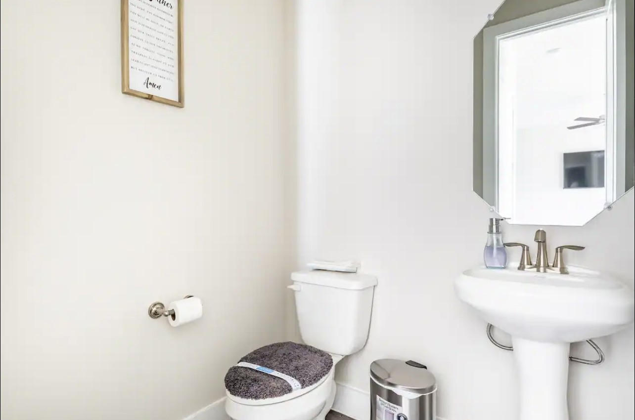 1740 Cove Crescent Houston, TX 77055 - Photo 25 of 44 a bathroom with a sink a toilet and a mirror