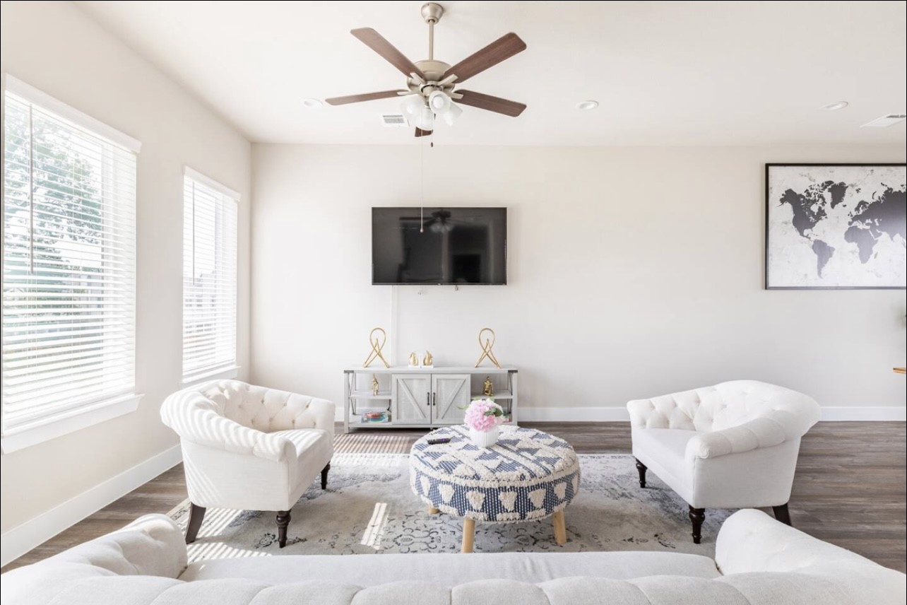 1740 Cove Crescent Houston, TX 77055 - Photo 3 of 44 a living room with furniture a flat screen tv and a window