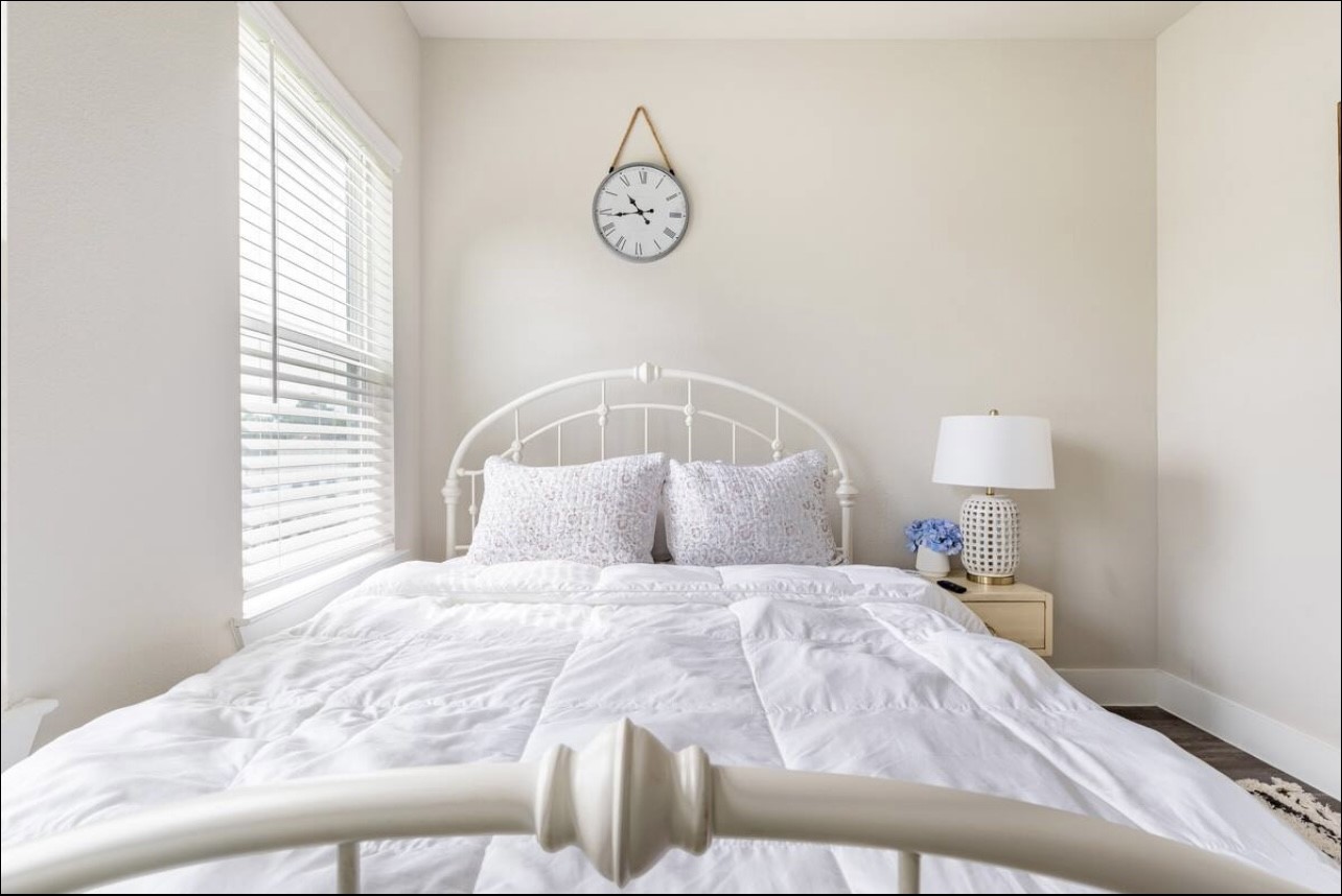 1740 Cove Crescent Houston, TX 77055 - Photo 38 of 44 a bedroom with a bed and a window