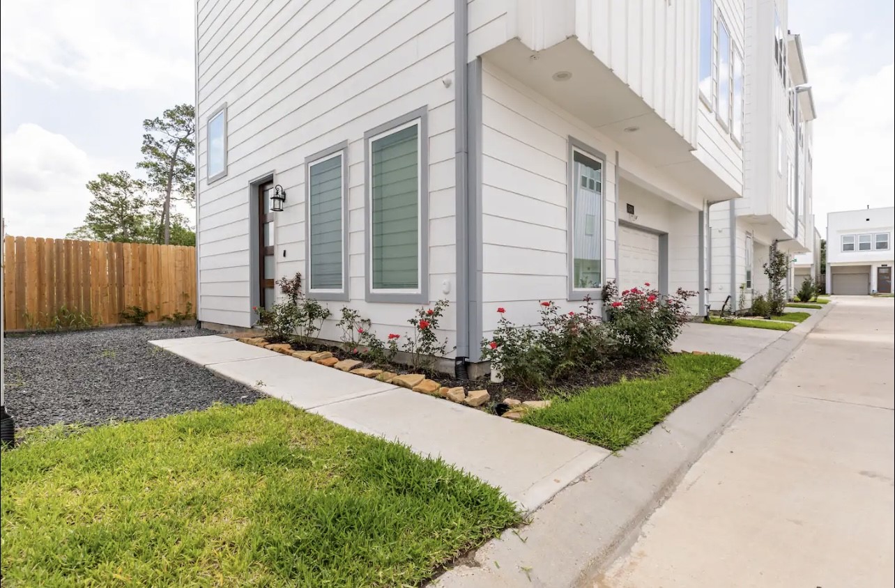 1740 Cove Crescent Houston, TX 77055 - Photo 42 of 44 a front view of house with yard and green space
