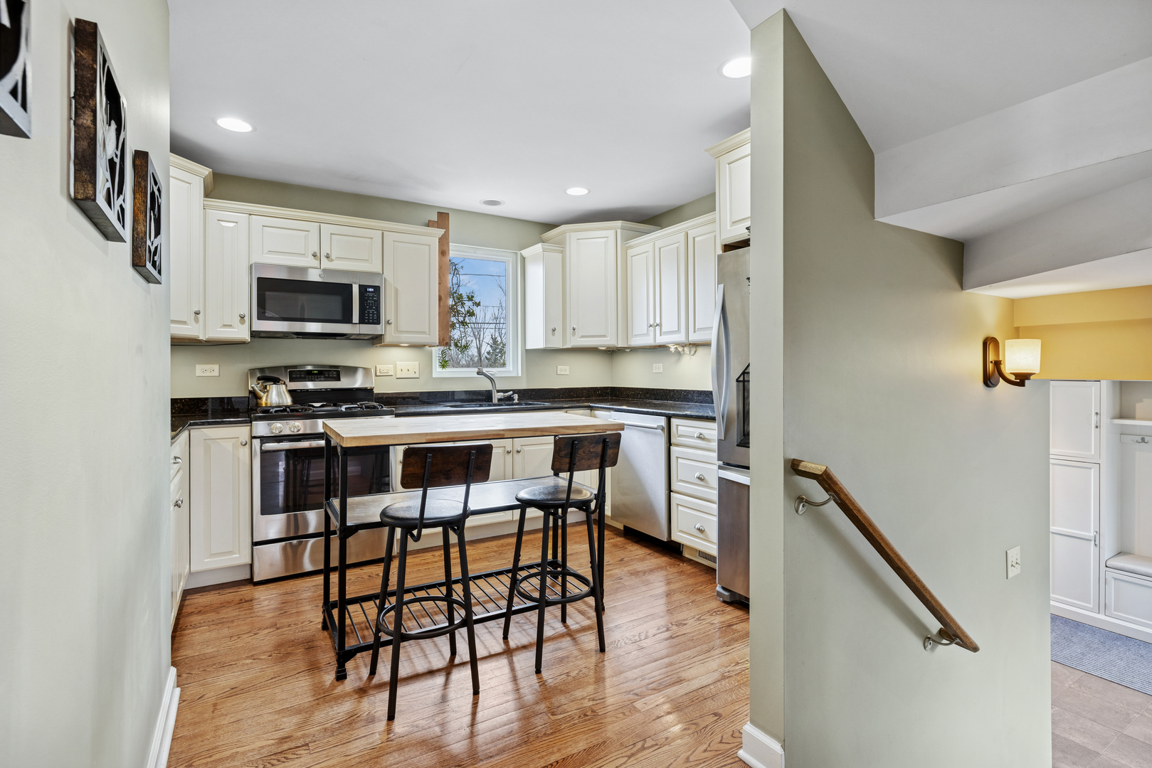 373 Woodbridge Road Des Plaines, IL 60016 - Photo 6 of 20 Gallery Image 6