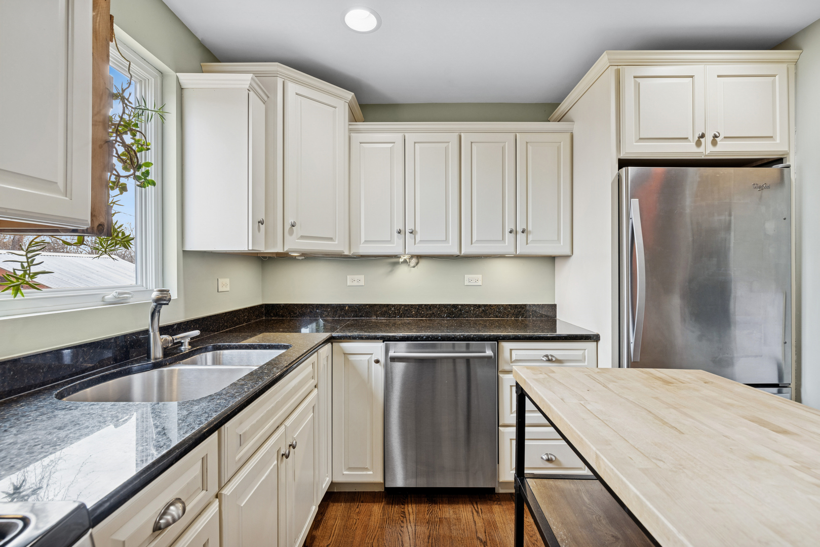 373 Woodbridge Road Des Plaines, IL 60016 - Photo 7 of 20 Gallery Image 7