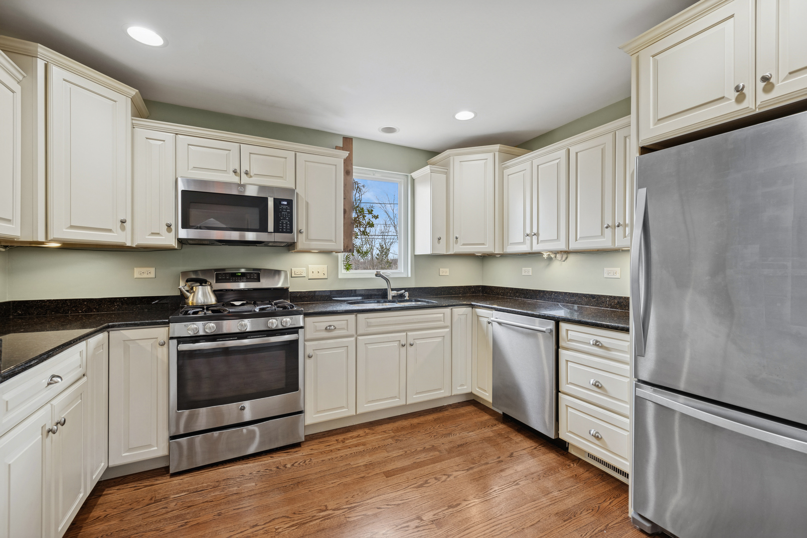 373 Woodbridge Road Des Plaines, IL 60016 - Photo 8 of 20 Gallery Image 8