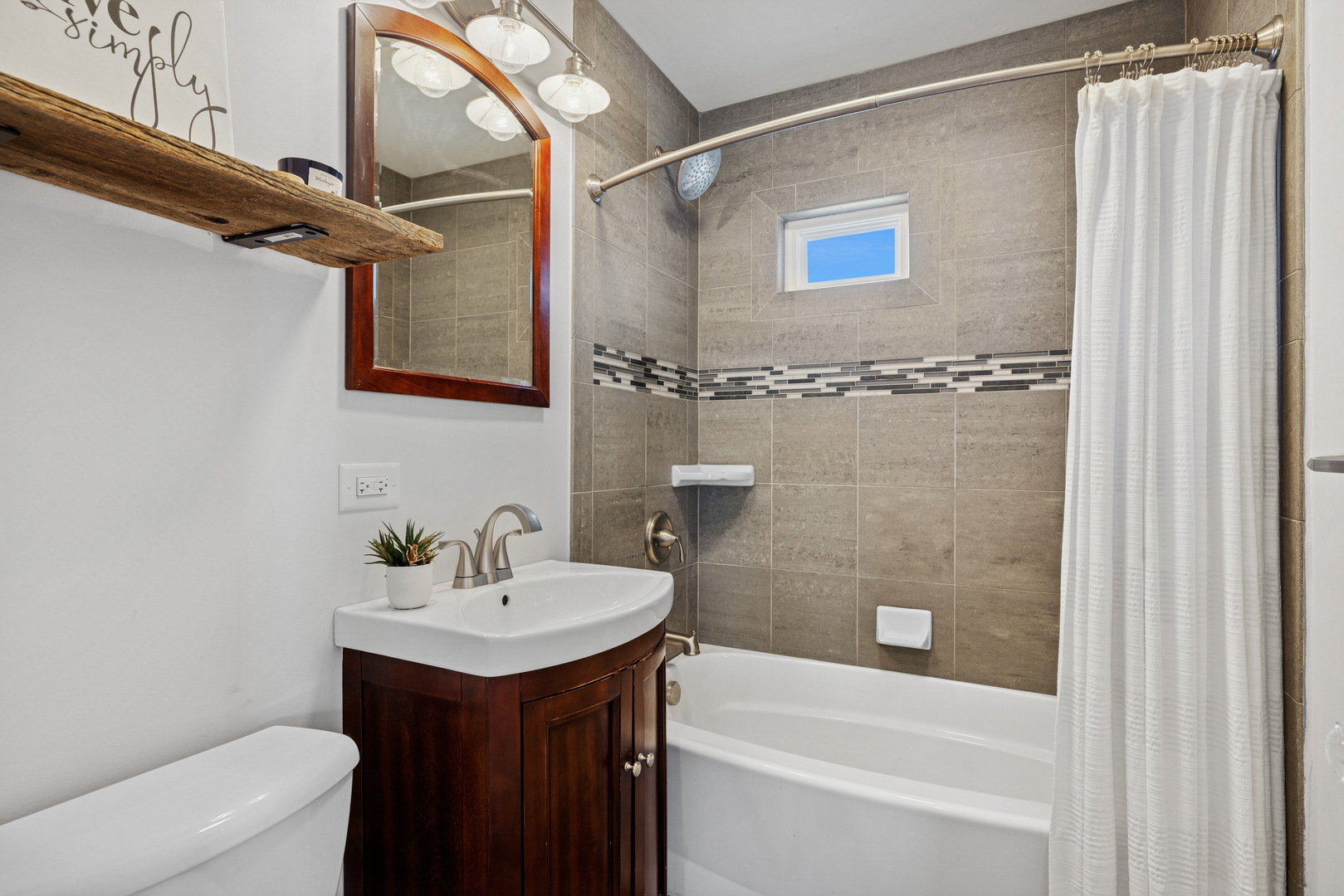373 Woodbridge Road Des Plaines, IL 60016 - Photo 9 of 20 Gallery Image 9