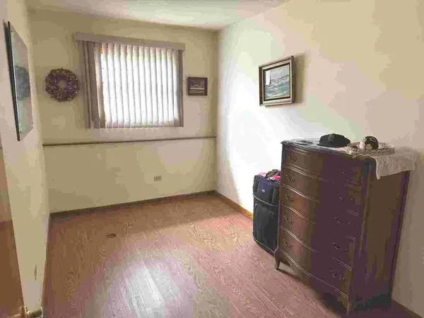 $360,000 | 973 Highland Road, Mundelein, IL 60060
