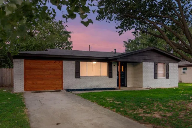 $1,695 | 3912 Lakewood Drive, Lake Worth, TX 76135