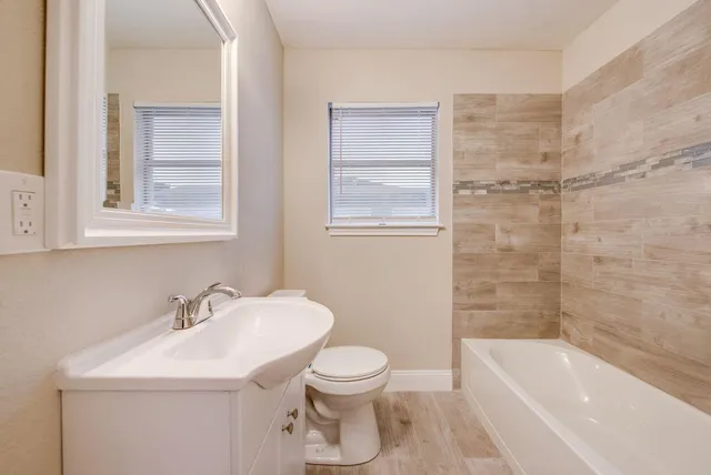 $1,695 | 3912 Lakewood Drive, Lake Worth, TX 76135