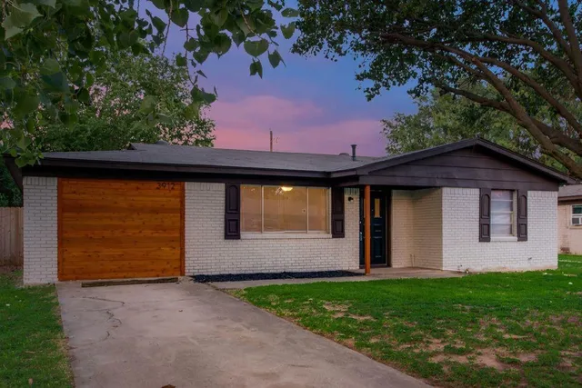 $1,695 | 3912 Lakewood Drive, Lake Worth, TX 76135