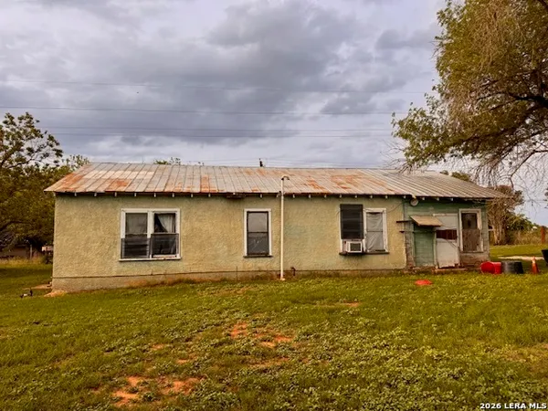 $450,000 | 1115 County Road 669, Devine, TX 78016