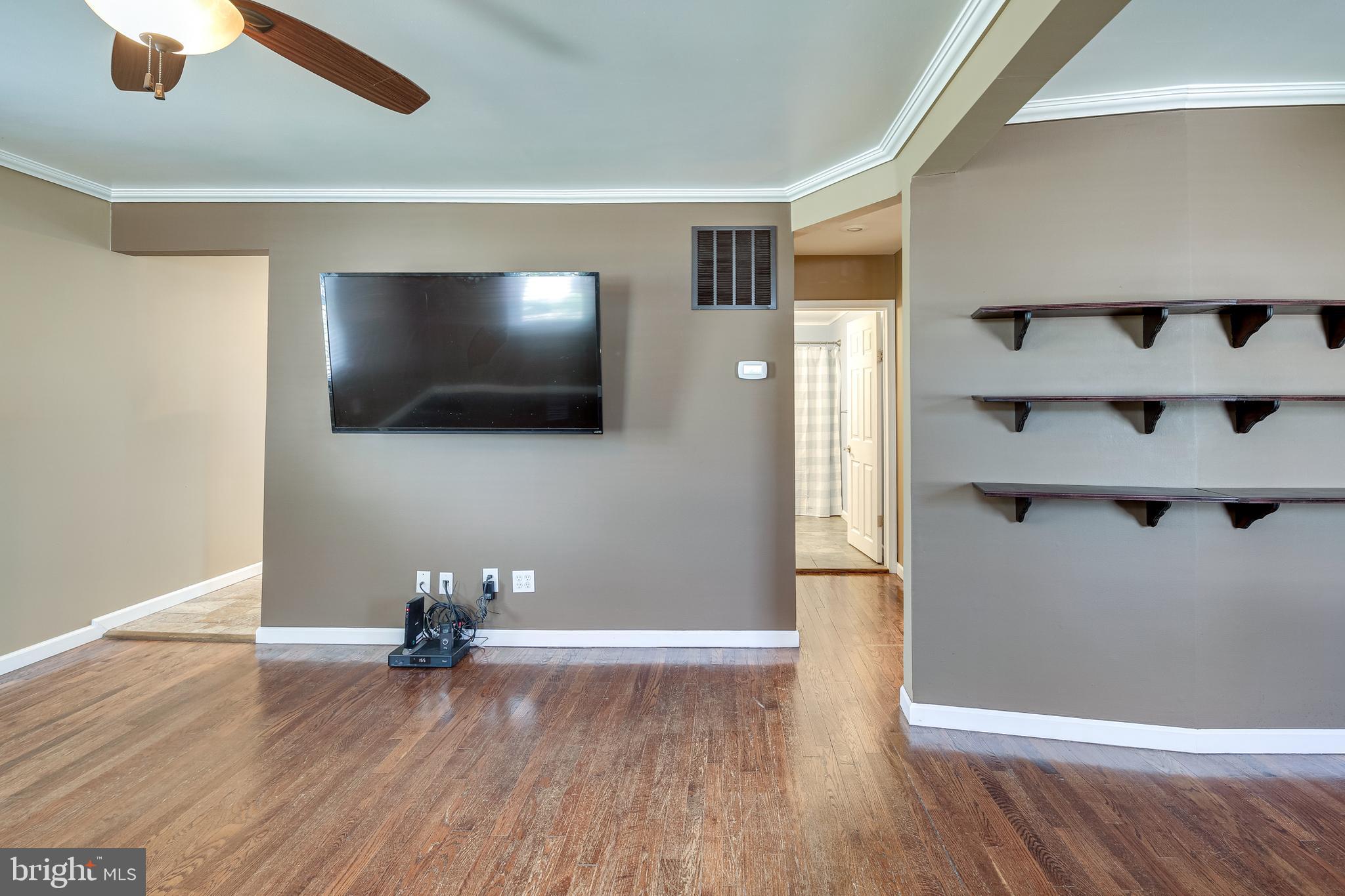 1307 Willow Road Baltimore, MD 21222 - Photo 4 of 32 LIVING ROOM