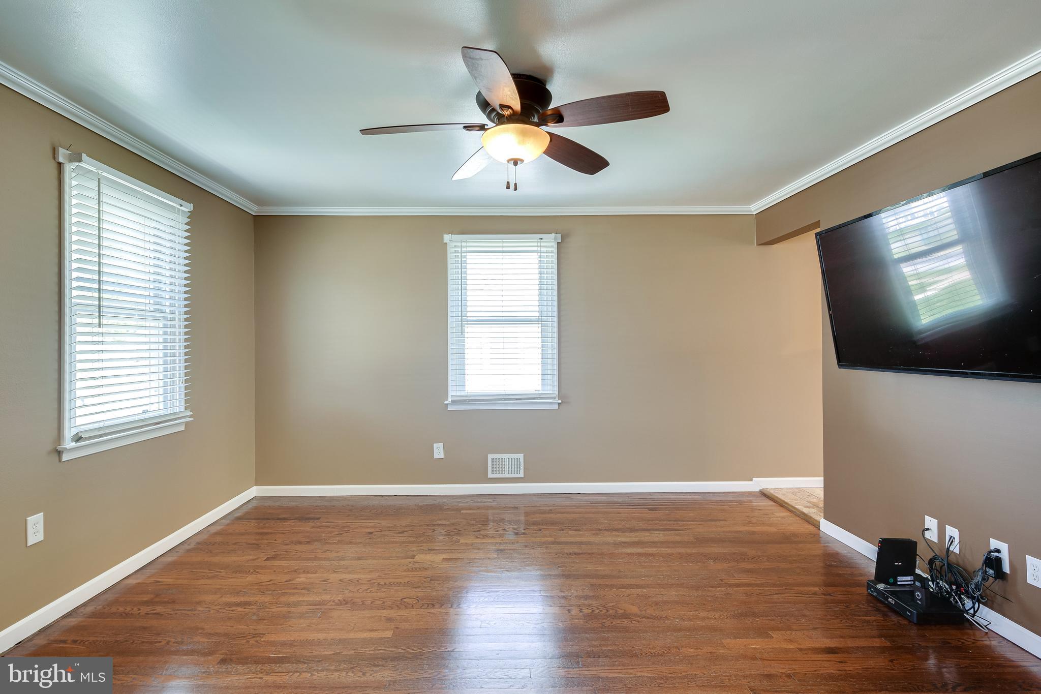 1307 Willow Road Baltimore, MD 21222 - Photo 9 of 32 LIVING ROOM