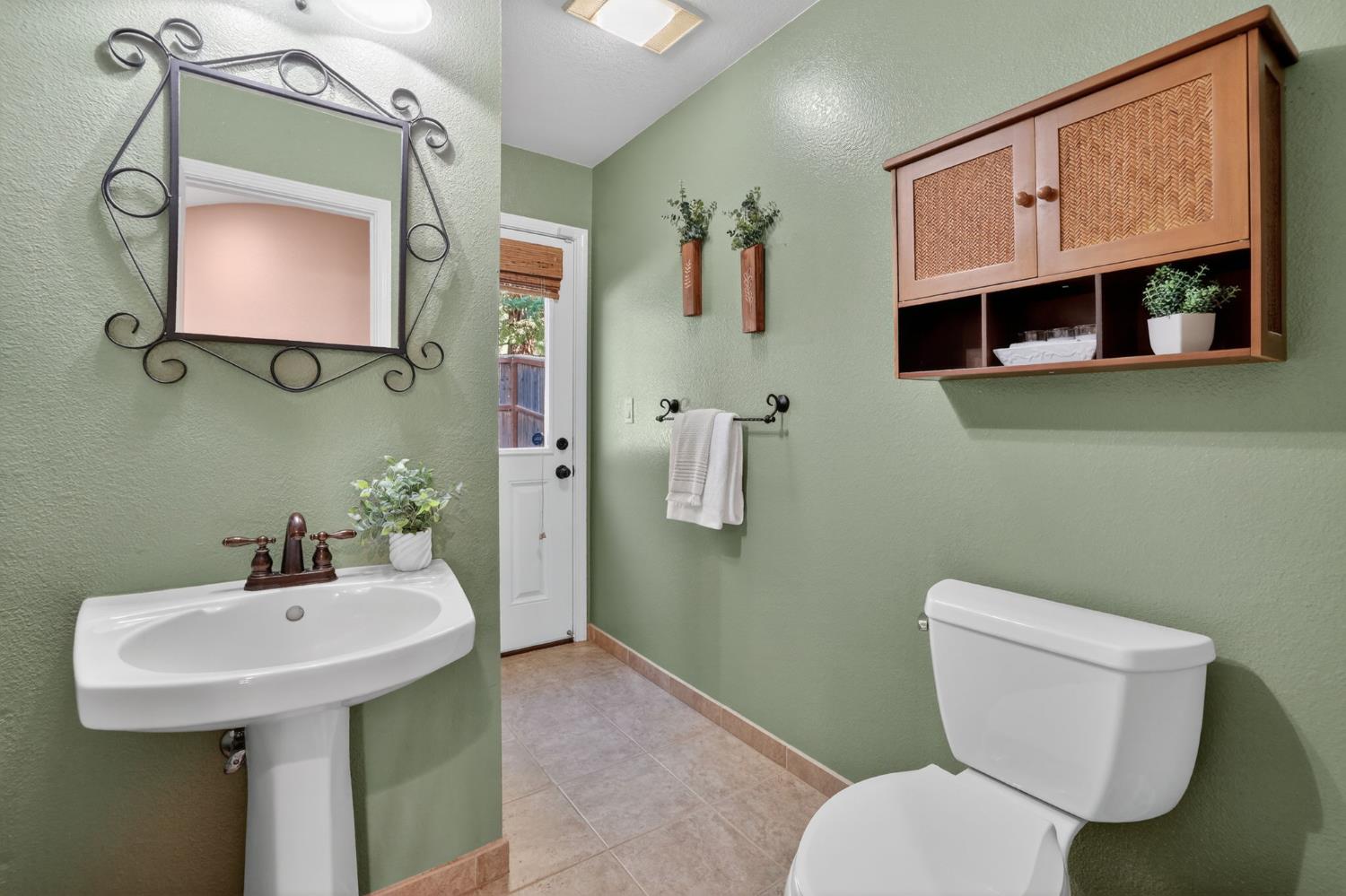 2560 Solano Road Cameron Park, CA 95682 - Photo 27 of 67 Main level full bath with shower