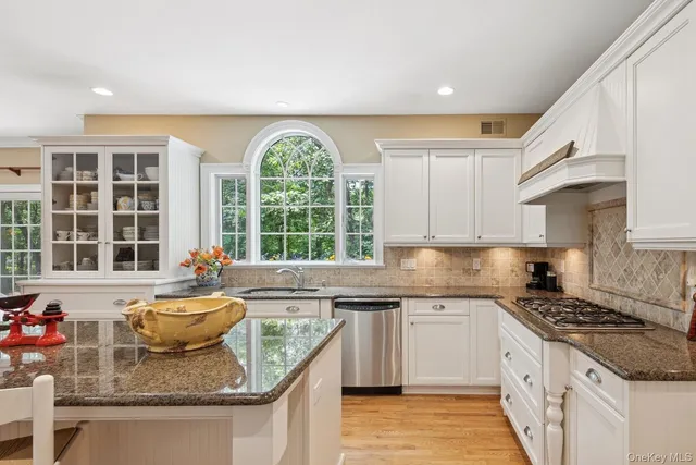 $1,490,000 | 7 Highwood Road, Setauket, NY 11733