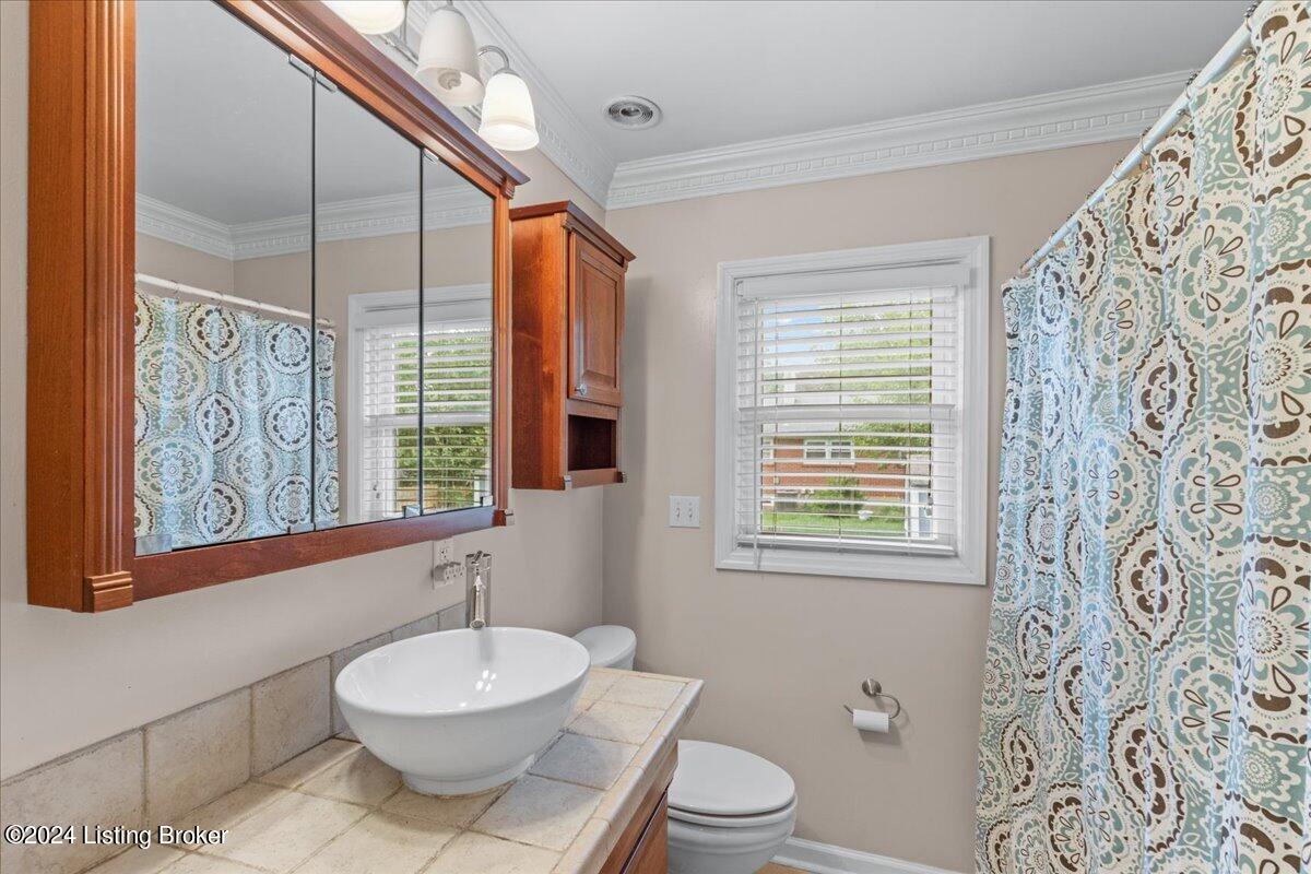 3737 Rouge Way Louisville, KY 40218 - Photo 23 of 46 22-696A2834