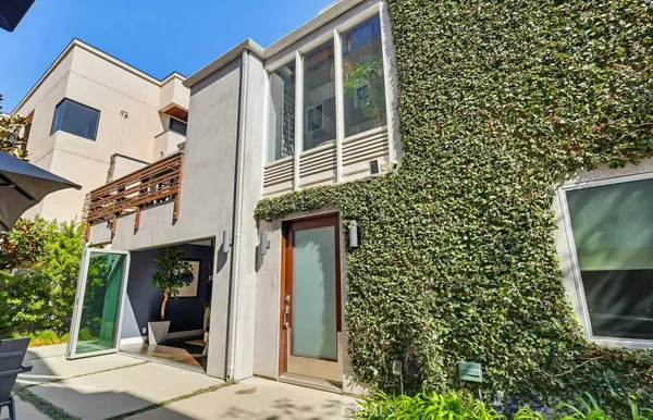 $7,995 | 6713 East Ocean Boulevard, Long Beach, CA 90803