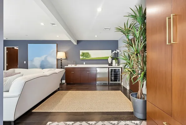 $7,995 | 6713 East Ocean Boulevard, Long Beach, CA 90803