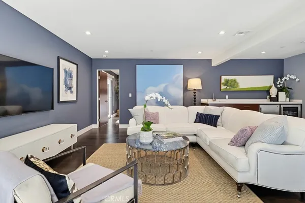 $7,995 | 6713 East Ocean Boulevard, Long Beach, CA 90803