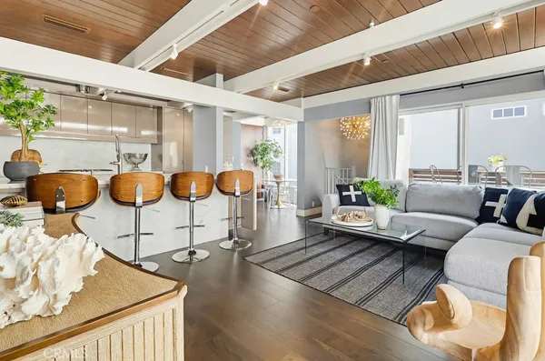 $7,995 | 6713 East Ocean Boulevard, Long Beach, CA 90803