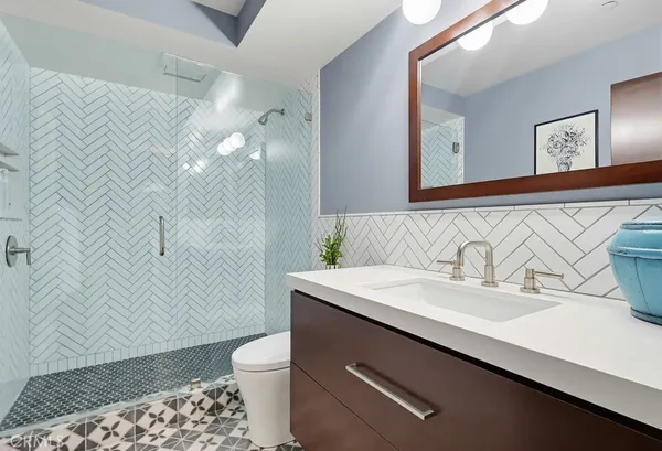 $7,995 | 6713 East Ocean Boulevard, Long Beach, CA 90803