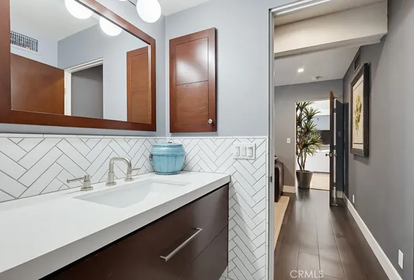 $7,995 | 6713 East Ocean Boulevard, Long Beach, CA 90803