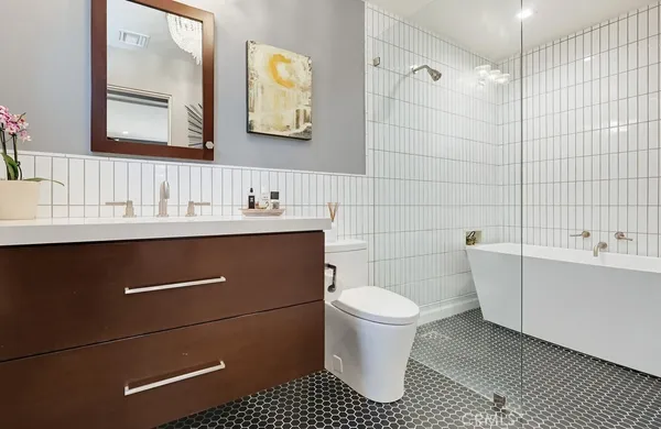 $7,995 | 6713 East Ocean Boulevard, Long Beach, CA 90803