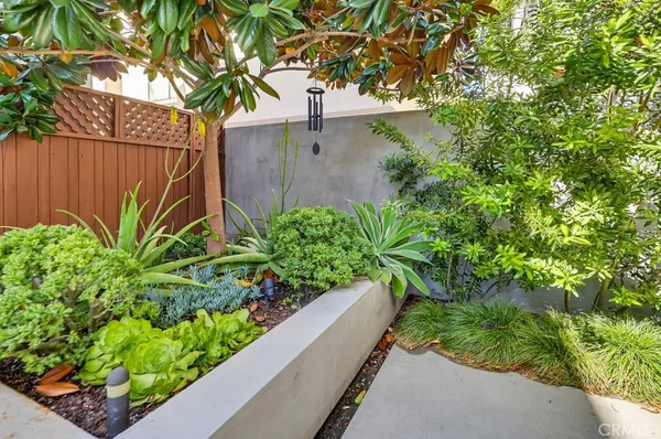 $7,995 | 6713 East Ocean Boulevard, Long Beach, CA 90803