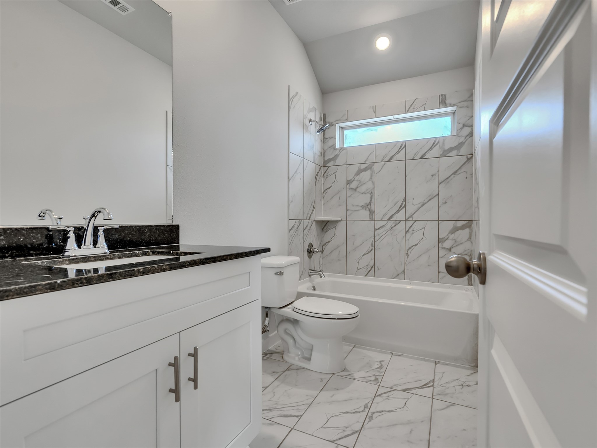 1206 Elsinore Drive Rosharon, TX 77583 - Photo 14 of 21 a bathroom with a sink a toilet and a bathtub
