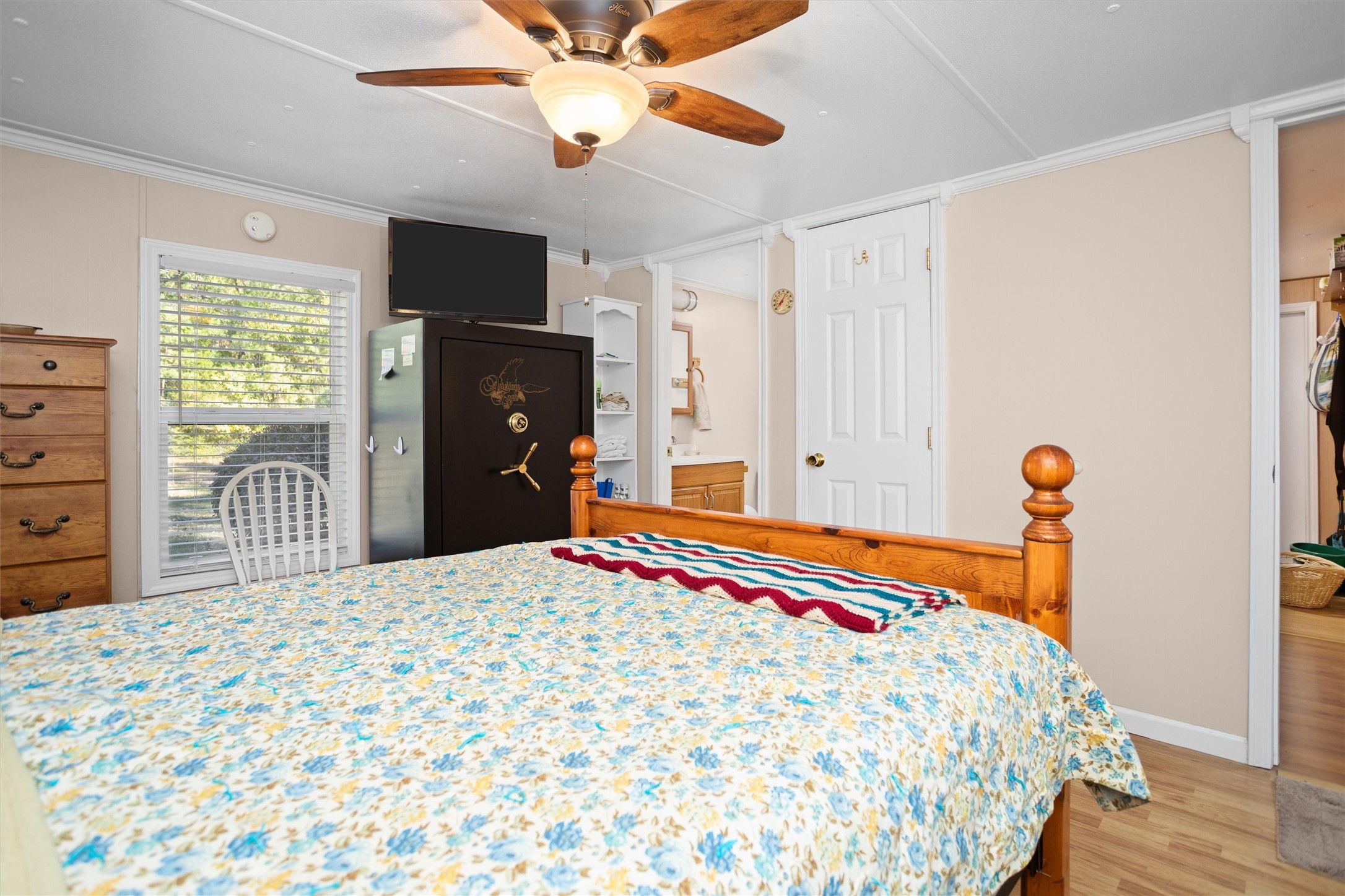 2330 Sabinetown Road Hemphill, TX 75948 - Photo 24 of 34 a bedroom with a bed and a television