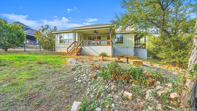 a view of yard with green space