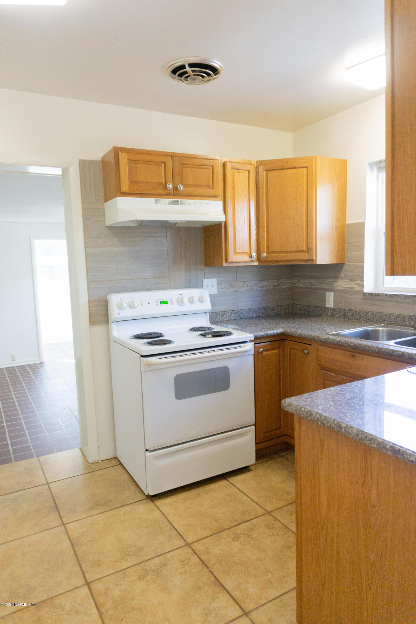 5244 Damascus Road South Jacksonville, FL 32207 - Photo 11 of 27 DSC01133