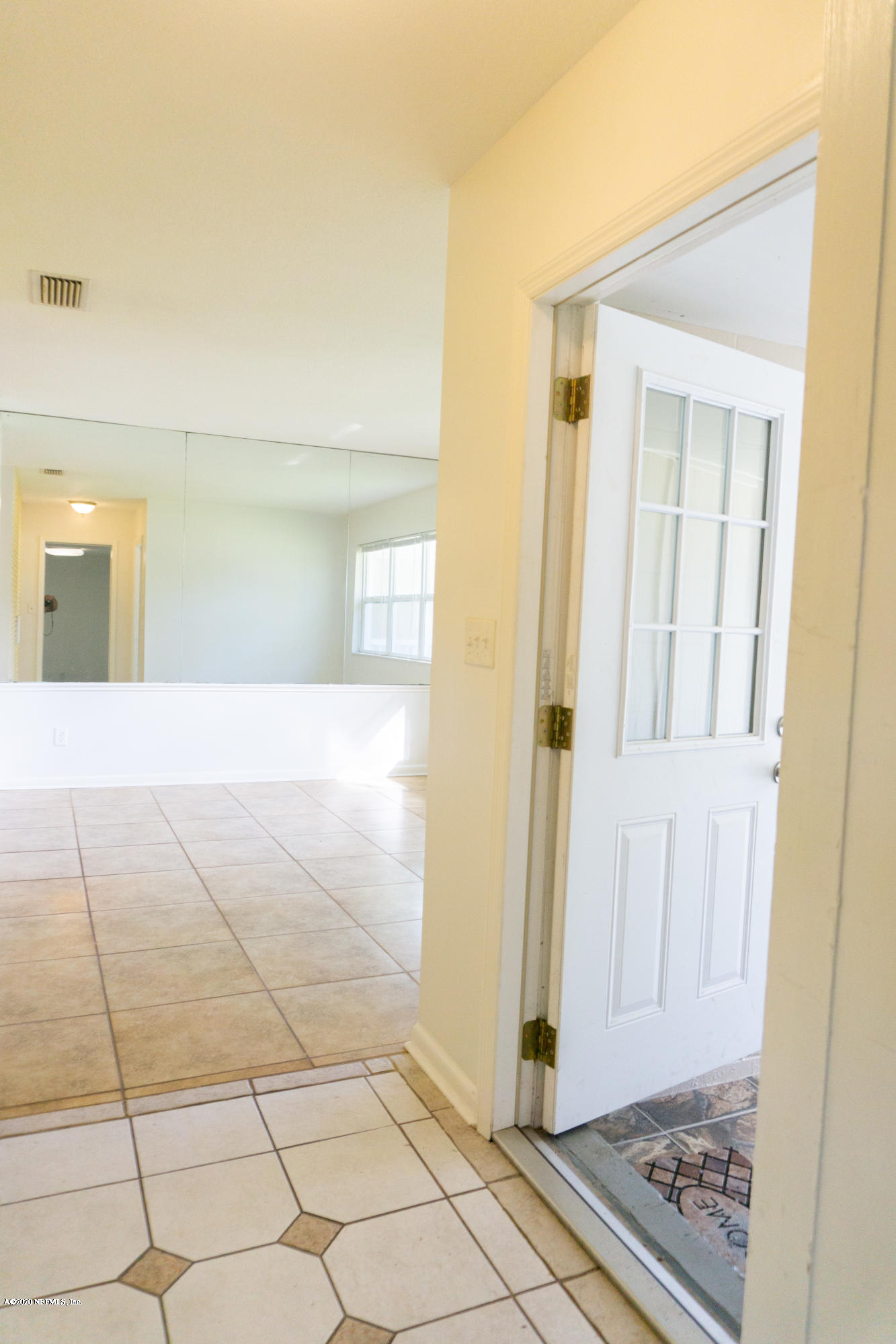 5244 Damascus Road South Jacksonville, FL 32207 - Photo 5 of 27 DSC01125
