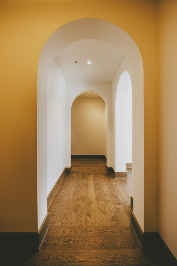 21 North May Street, Unit 601 Chicago, IL 60607 - Photo 38 of 64 a view of a livingroom with wooden floor and a window